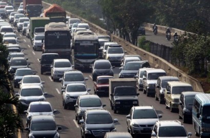 Truk Trailer Kecelakaan, Tol Cikampek Macet Sepanjang 24 KM