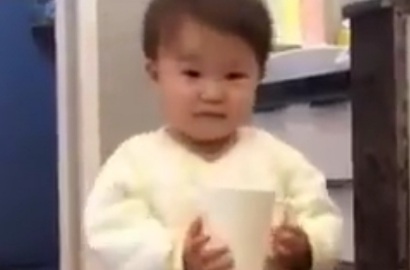Beri Minum Sang Ayah Air dari Toilet, Video Balita Ini Bikin Netter Ngakak
