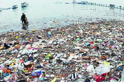 Sukarela Basah-Basahan Demi Bersihkan Sampah, Pria Ini Dipuji Netter