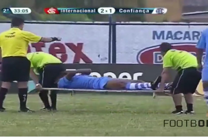 Kasihan, Pemain Bola Ini Sudah Cedera Jatuh 'Tertimpa' Tandu