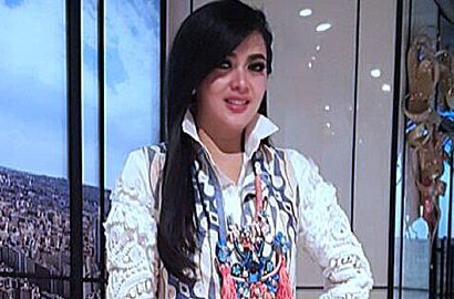 Pilih Nongkrong di Trotoar Singapura, Syahrini Pamer Tas Harga Miliaran
