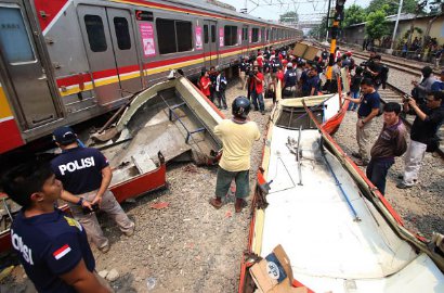 Kekasih Tewas dalam Kecelakaan KRL vs Metromini B80, Pria Ini Histeris