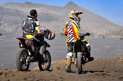 Gunung Bromo Siaga, Puluhan Pengendara Trail Nekat Terobos Kaldera