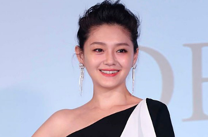 Aww, Bahagianya Barbie Hsu dan Keluarga Hias Pohon Natal Bersama