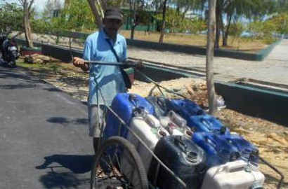 Jualan Air Keliling, Pria Ini Bisa Kuliahkan 3 Anaknya