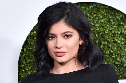 Kylie Jenner Tanpa Riasan, Netter: Wajah Bedah Plastiknya Mengerikan