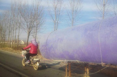 Astaga, di Tiongkok Gas LPG Dibawa Hanya dengan Kantong Plastik