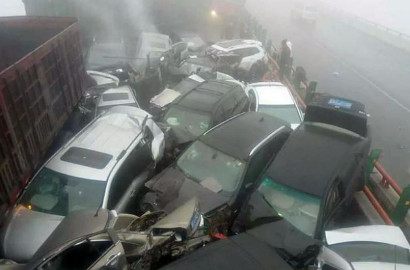 Dikepung Asap, 33 Mobil Remuk Akibat Kecelakaan Beruntun di Tiongkok