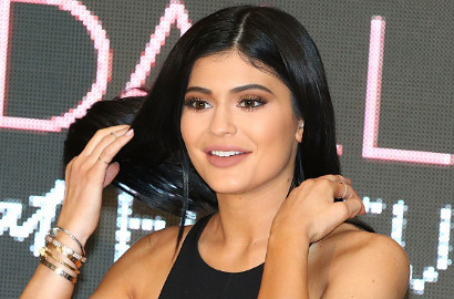 Dari Dada Hingga Paha, Kylie Jenner Pamer Tubuh di Majalah Interview