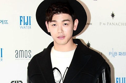 Kocaknya Eric Nam Pose Konyol Bareng Bintang 'Star Wars: The Force Awakens'