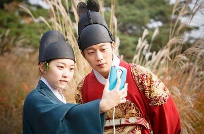 Perankan Raja di 'Splash Splash Love', Doo Joon Banyak Dibantu Kim Seul Gi
