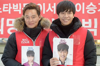 Lama Tak Muncul, Lee Seung Gi Terjang Dingin di Stasiun Demi Amal