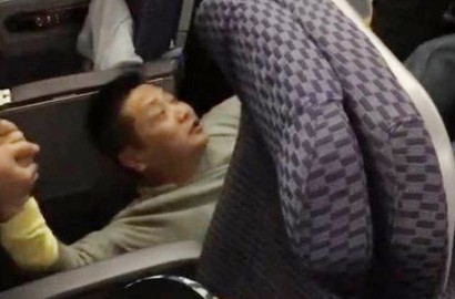 Tak Diizinkan Masuk First Class, Seorang Professor Ngamuk di Kabin Pesawat