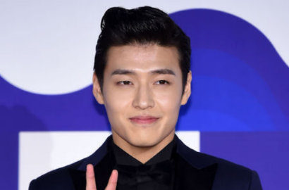 Akrabnya Kang Ha Neul, Park Jung Min dan Sutradara di Foto Syuting 'Dong-ju'