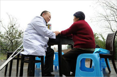 Hanya Miliki Satu Kaki, Dokter di Tiongkok Tak Segan Kunjungi Pasien