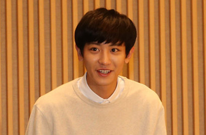 Ganteng dan Unyu, Chanyeol EXO Pose Bareng Sutradara 'So I Married My Anti-Fan'