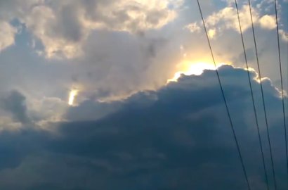 Heboh Penampakan Cahaya yang Bergerak di Balik Awan, Alien?