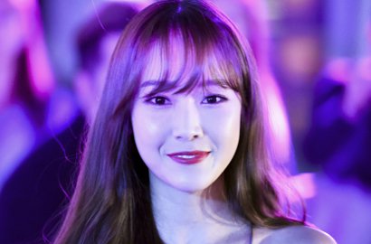 Pamer Senyum Paling Manis, Jessica Bangga Bawa Pulang Piala Keren dari Yahoo