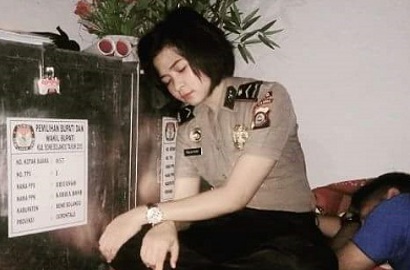 Setia Jaga Kotak Suara, Polwan Cantik Ini Tuai Pujian