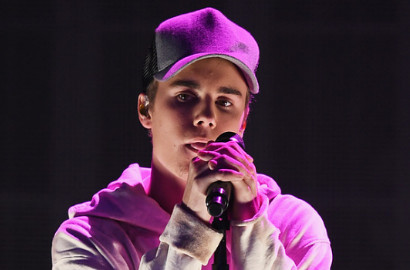 Lupa Lirik Saat Nyanyikan Lagu Natal di Konser, Justin Bieber Dihujat Netter
