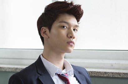 Jadi Berandalan, Intip Aksi Hyuk VIXX di Poster Film 'Catch Him to Survive'