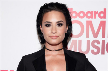 Nyanyi 'Cool for the Summer', Demi Lovato Nahan Malu Karena Jatuh di Panggung