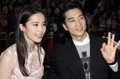 Digosipkan Akan Nikahi Liu Yifei Usai Liburan Sama Ibunya, Ini Kata Song Seung Heon