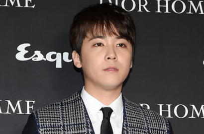 Dilempari Bra Saat Tampil, Hongki F.T. Island Malah Pose Seksi di Atas Panggung