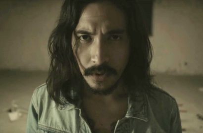 Marcello Tahitoe Jadi Rocker Keren di Video Klip 'Berdiri Sampai Mati'