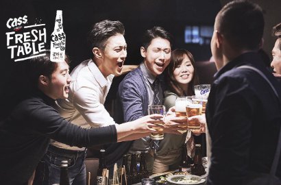Obati Kangen Fans, Siwon SuJu Girang Pesta Bareng Teman di Video Iklan Cass Beer