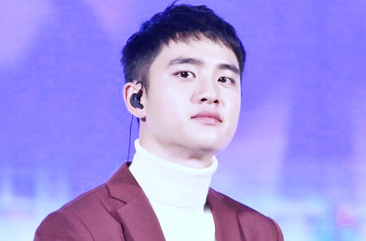 Kocak, D.O. EXO Ketahuan Lepas Sepatu Saat Nyanyikan 'Growl' di Konser