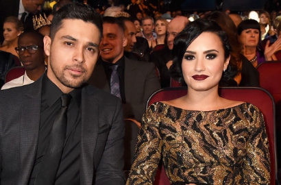 Bikin Iri, Mesranya Demi Lovato Terlelap di Dada Wilmer Valderrama