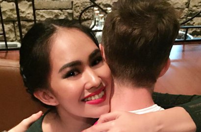 Bahagianya Kartika Putri Main Gendong-Gendongan Sama 'Pacar' Bule