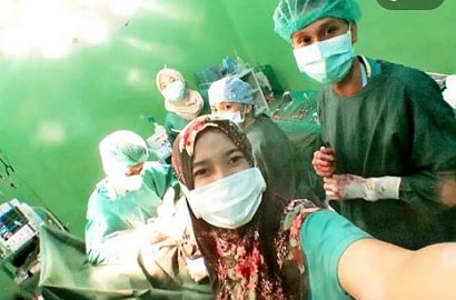 Unggah Foto Selfie Saat Bedah Pasien, Tenaga Medis Ini Tuai Kecaman