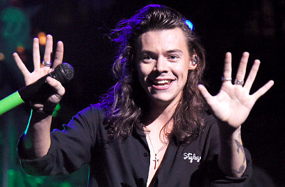 Kenakan Gaun Belahan Dada Rendah, Rita Ora Bikin Harry Styles 1D Gagal Fokus?