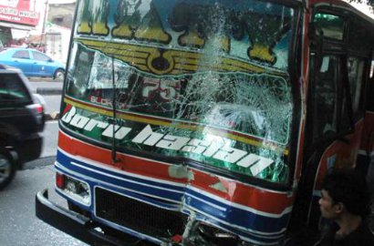Metromini 92 Jurusan Grogol-Ciledug Tabrak Ibu dan Anak Diamuk Massa