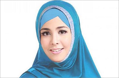 Waduh, Risty Tagor Kenakan Mukena Renda Berbentuk Salib?