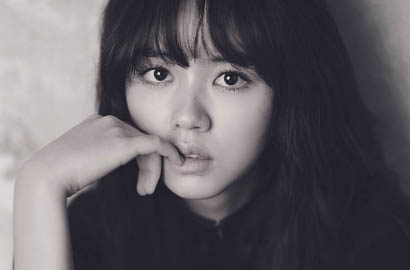 Makin Dewasa, Kim So Hyun Pamer Bahu Mulus di Foto Resmi Baru