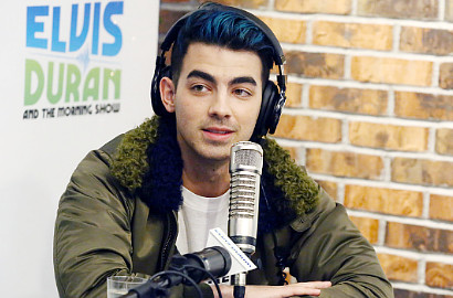 Joe Jonas Basah-Basahan Pakai Handuk Bareng Istri Adam Levine, Selingkuh?