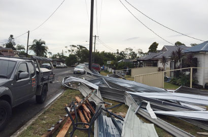 Sydney Dihantam Badai, Es Seukuran Bola Golf Jatuh dari Langit