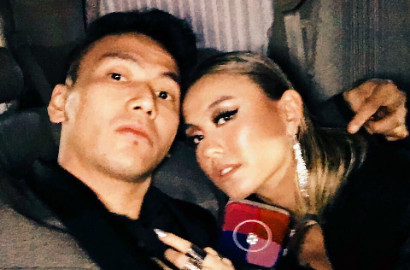 Agnes Monica Pamer Belahan Dada Saat Ditemani Pacar Hadiri Acara Fashion