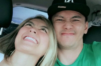 Agnes Monica Digandeng Mesra Wijaya Saputra Saat Hadir di Acara Fashion