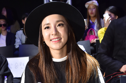 Pamer Foto Bareng iKON, Abs Dara 2NE1 Bikin Gagal Fokus