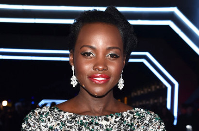 Anti Mainstream, Lupita Nyong'o Memukau Pakai Eyeshadow Sebagai Lipstik