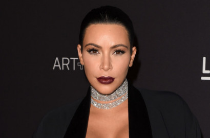Nongol Perdana Usai Melahirkan, Kim Kardashian Pamer Belahan Dada