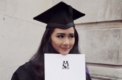 Sukses Lulus S2 di Inggris dalam Setahun, Gita Gutawa Pamer Foto Wisuda