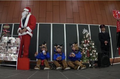 Jelang Natal, Song Triplet Jadi Rusa Kutub Unyu di 'Superman Is Back'