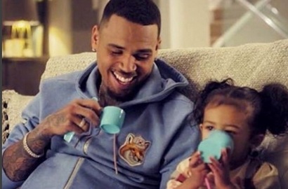 Royalty Debut Akting di MV 'Little More' Chris Brown