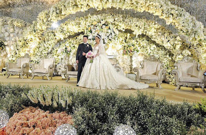 Gelar Resepsi, Nabila Syakieb Cantik dengan Mahkota dan Make-Up Ala Gadis James Bond