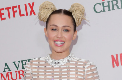 Miley Cyrus Tutupi Payudara Pakai Stiker di Konser 'Dead Petz Tour' LA